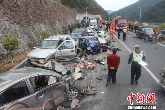 厦蓉高速福建龙岩段16车连环撞 致2死8伤