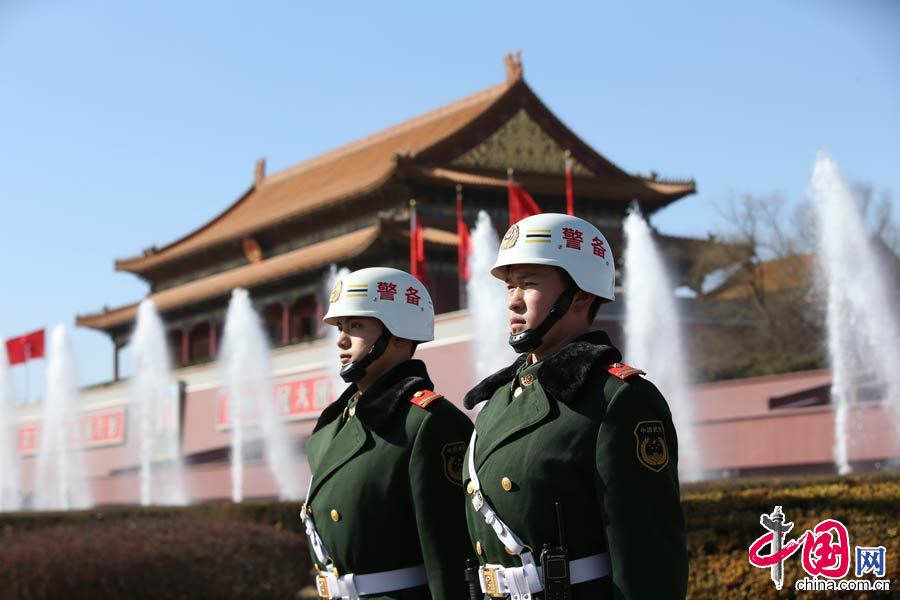 3月4日，武警战士在天安门执勤。 李光印 摄影