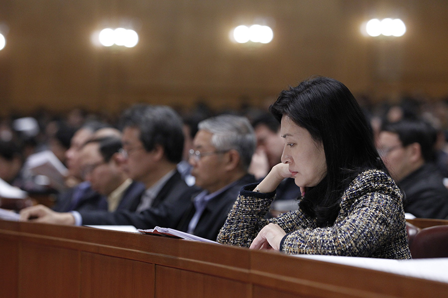 3月9日，全国政协十二届二次会议在北京人民大会堂举行第四次全体会议。这是委员在听会。新华社记者 邢广利摄