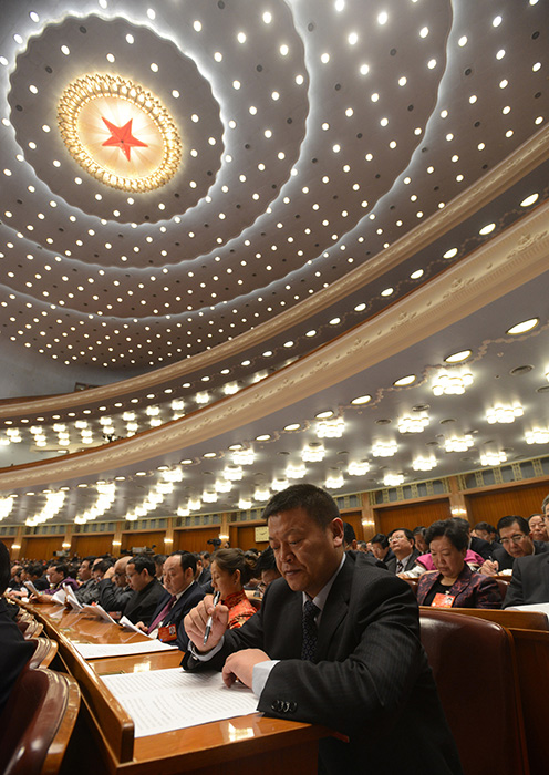 3月9日，十二届全国人大二次会议在北京人民大会堂举行第二次全体会议。这是全国人大代表在听会。新华社记者王建华摄