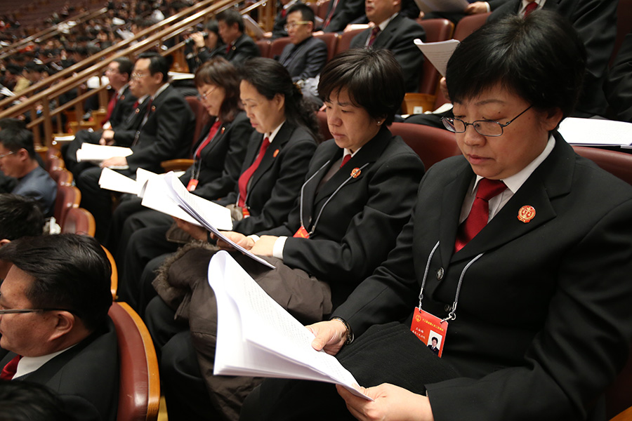 3月10日，十二届全国人大二次会议在北京人民大会堂举行第三次全体会议。这是最高人民法院工作人员旁听大会。新华社记者金立旺摄