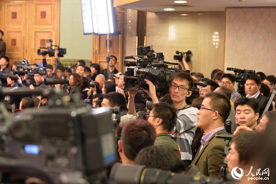 3月2日，全国政协十二届二次会议新闻发布会现场。记者们“长枪短炮”争相采访拍摄。人民网记者 翁奇羽 摄