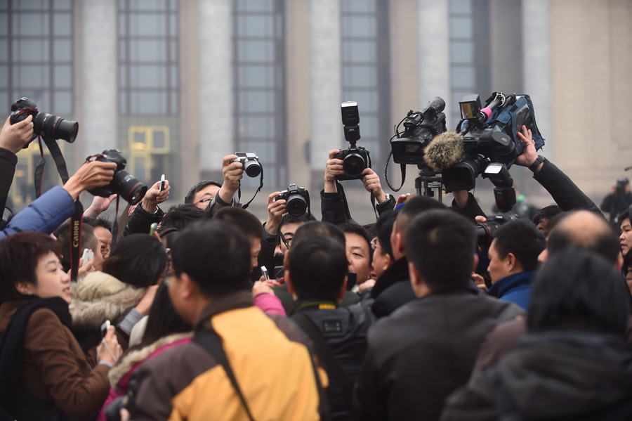 这是记者们争相采访拍摄政协委员.新华社记者 金良快 摄