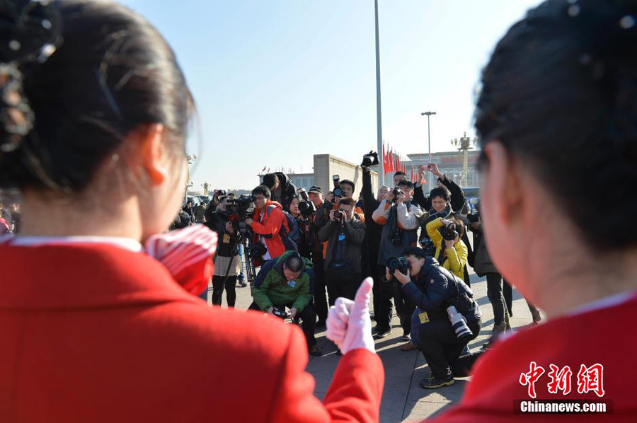 3月5日，第十二届全国人民代表大会第二次会议在北京人民大会堂开幕。大会礼仪小姐成为众多媒体记者拍摄热点。中新社发 骆云飞 摄