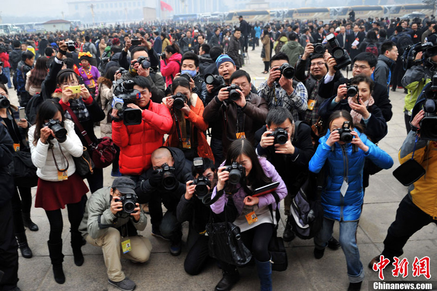 3月3日，记者在人民大会堂前围堵政协委员。当日，中国人民政治协商会议第十二届全国委员会第二次会议在北京人民大会堂开幕。中新网记者 金硕 摄