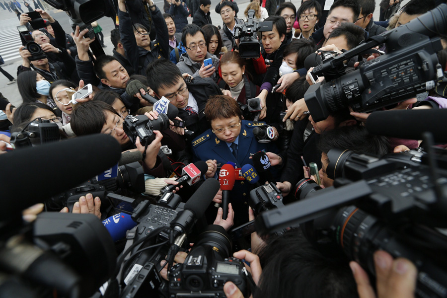 3月3日，政协十二届二次会议会议开幕。记者争相采访全国政协委员韩红。新华社记者 沈伯韩 摄