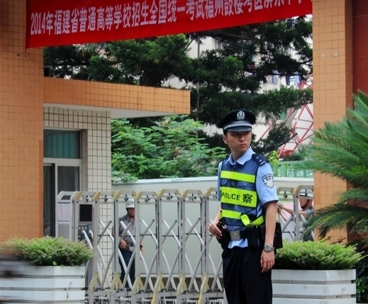 高考现场直击：民警持枪护考 家长陪考