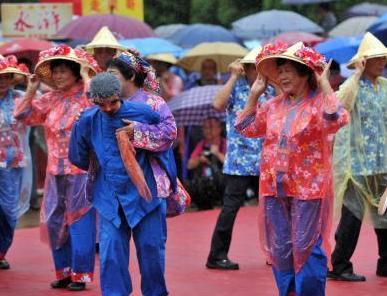 海峡客家风情节开幕两岸民俗风情在土楼前上演