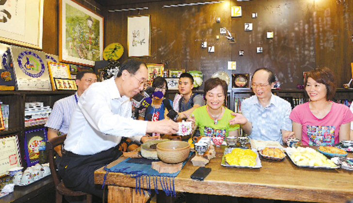 尤权走访台北社区与里长泡茶聊天 一缕茶香两岸情缘