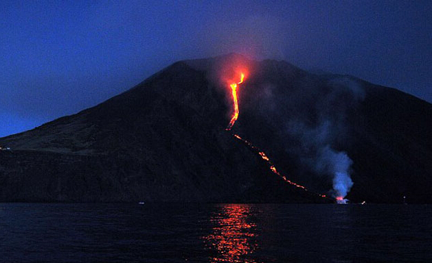 实拍意大利火山爆发震撼奇景 岩浆如火龙入海(图)