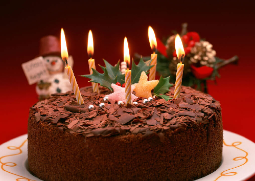 他们过生日有家人,朋友陪伴 他们有蛋糕吃,有蜡烛吹,还能许愿