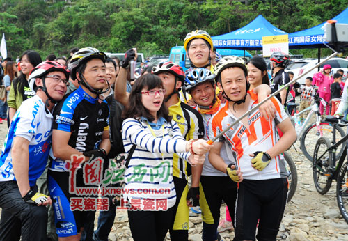 本场比赛吸引了来自全国各地的300余名山地车骑行爱好者参加(记者喻云亮摄)