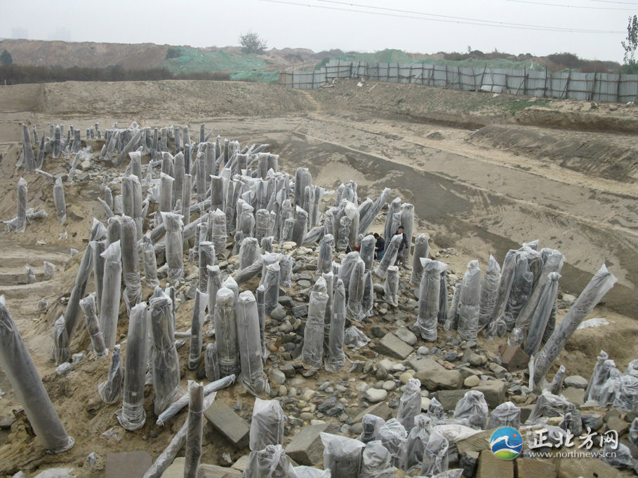 经过中国社科院考古研究院与陕西省考古研究院的调查研究，确认西席村北古桥正对汉长安城厨城门，高庙村北古桥正对汉长安城洛城门，根据出土的文物，和古桥的位置断定为秦汉时代横跨渭河的古桥，并且是迄今为止所见规模最大的。