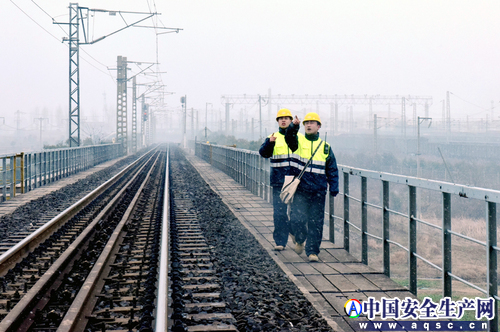 襄阳供电段以雪为令特巡上岗保安全 (2).jpg