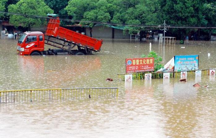 中国南方遭暴雨袭击 多地出现洪涝