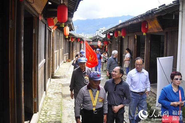 长汀县钟屋村红军街保存完好，成了红色旅游的热点。 吴隆重 摄