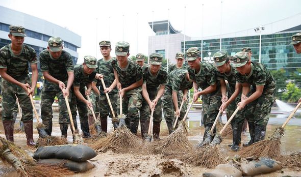 武警福建总队出动500名官兵清通路障保畅通