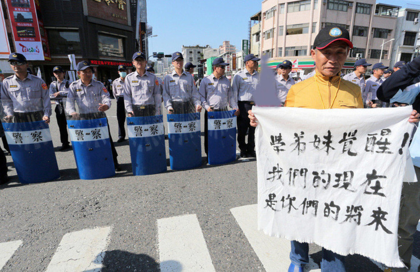 军公教军公教千人抗议 维安警员:脱下制服一样会上街头