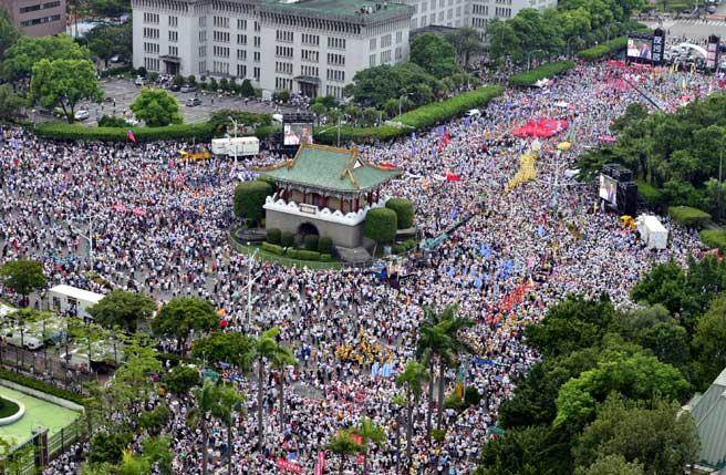 台湾军公教上街头抗议台当局 要求蔡英文下台