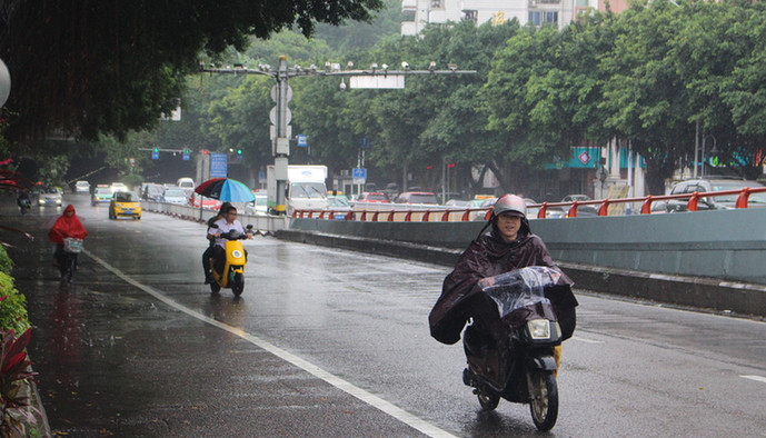 连续强降雨 给我省市民出行带来不便