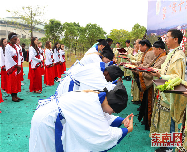 武夷学院举办首届留学生朱子敬师礼活动