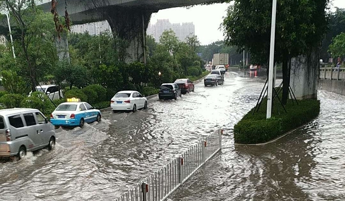 泉州：考生冒雨参加中考 大雨致多地积水严重