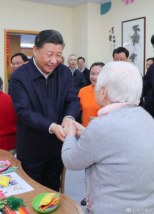 这是习近平在虹口区市民驿站嘉兴路街道第一分站托老所同老年居民亲切握手。 新华社记者 谢环驰 摄