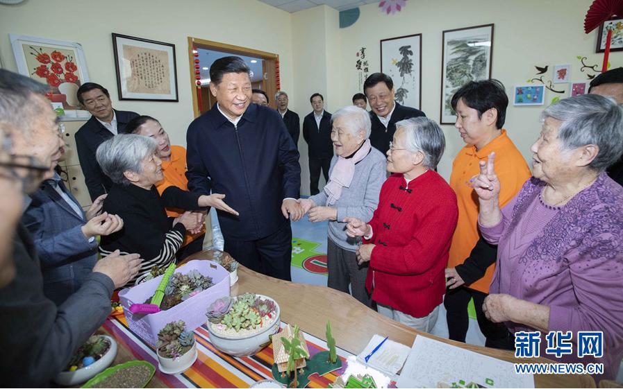 这是习近平在虹口区市民驿站嘉兴路街道第一分站托老所同老年居民亲切交谈。 新华社记者 李涛 摄