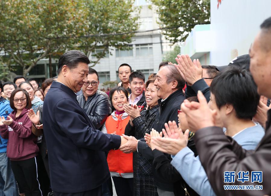 这是习近平在虹口区市民驿站嘉兴路街道第一分站同居民亲切握手。 新华社记者 谢环驰 摄