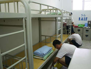 获减刑的少年犯15日整理寝室准备16日出狱.(图片来源:"中央社")