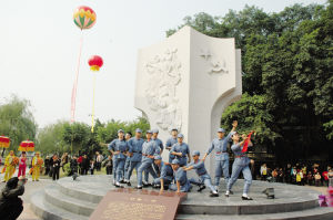 "平和暴动"纪念雕塑3月8日在平和县城中山公园落成.范伟鸿摄