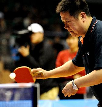 3月28日,中国乒坛名宿郭跃华与乒乓球爱好者进行单打趣味赛.