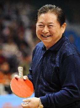 庄则栋,郭跃华,陈新华,曹燕华等为市民展现了乒乓球的无限魅力与乐趣