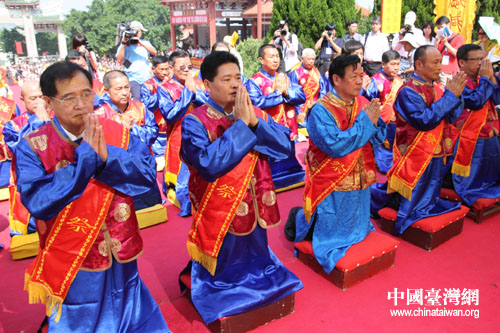 祭祀妈祖祈福大典在湄洲妈祖祖庙广场举行,图为主祭人行三拜九叩之礼