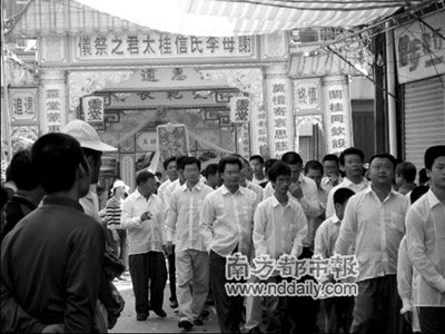 广东陆丰市公路局局长谢某的母亲去世,参加丧礼的人将近3000人