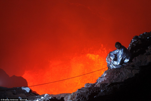 大胆人类火山口“凑热闹”求婚品酒赏美景（图）（4）