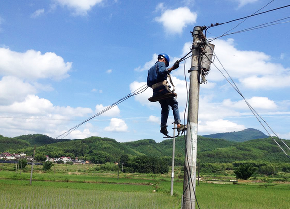 电信施工人员架设光纤线路