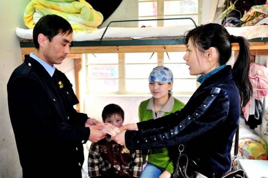 2010感动中国人物刘丽为先天性心脏病女童募