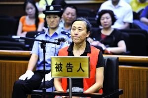 北京华风气象影视信息集团总经理的石永怡坐在了市一中院的被告人席上
