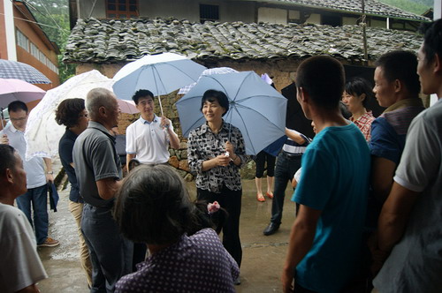 刘群英主席,谢仰俊主任冒着台风暴雨到福口村慰问,与群众拉家常