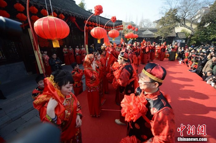 新年伊始扬州13对新人集体复古婚礼