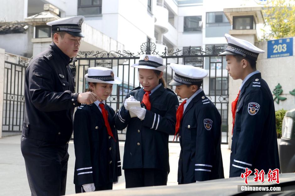 苏州小学生街头"执勤" 争当"小交警"