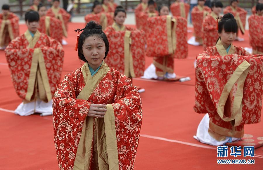 4月6日,西安汉服爱好者在汉城湖景区举行汉式集体笄礼.