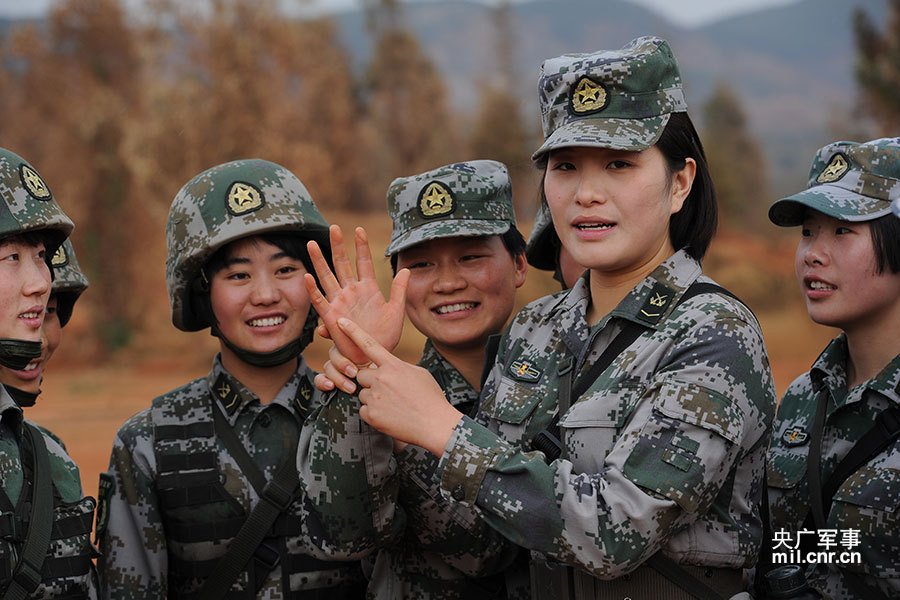 集团军某装甲旅训练场上热火朝天,90后女兵们驾乘装甲步战车呼啸而过