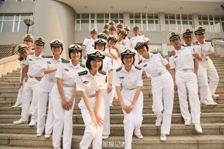 海军大连舰艇学院学员毕业 可爱妹子扔帽庆祝