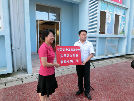 云霄县妇联举行中国妇女发展基金会"母亲健康快车"暨贫困妇女"两癌"