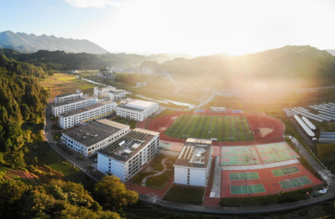 这是9月9日拍摄的湖南省张家界市桑植县芙蓉学校(无人机照片)