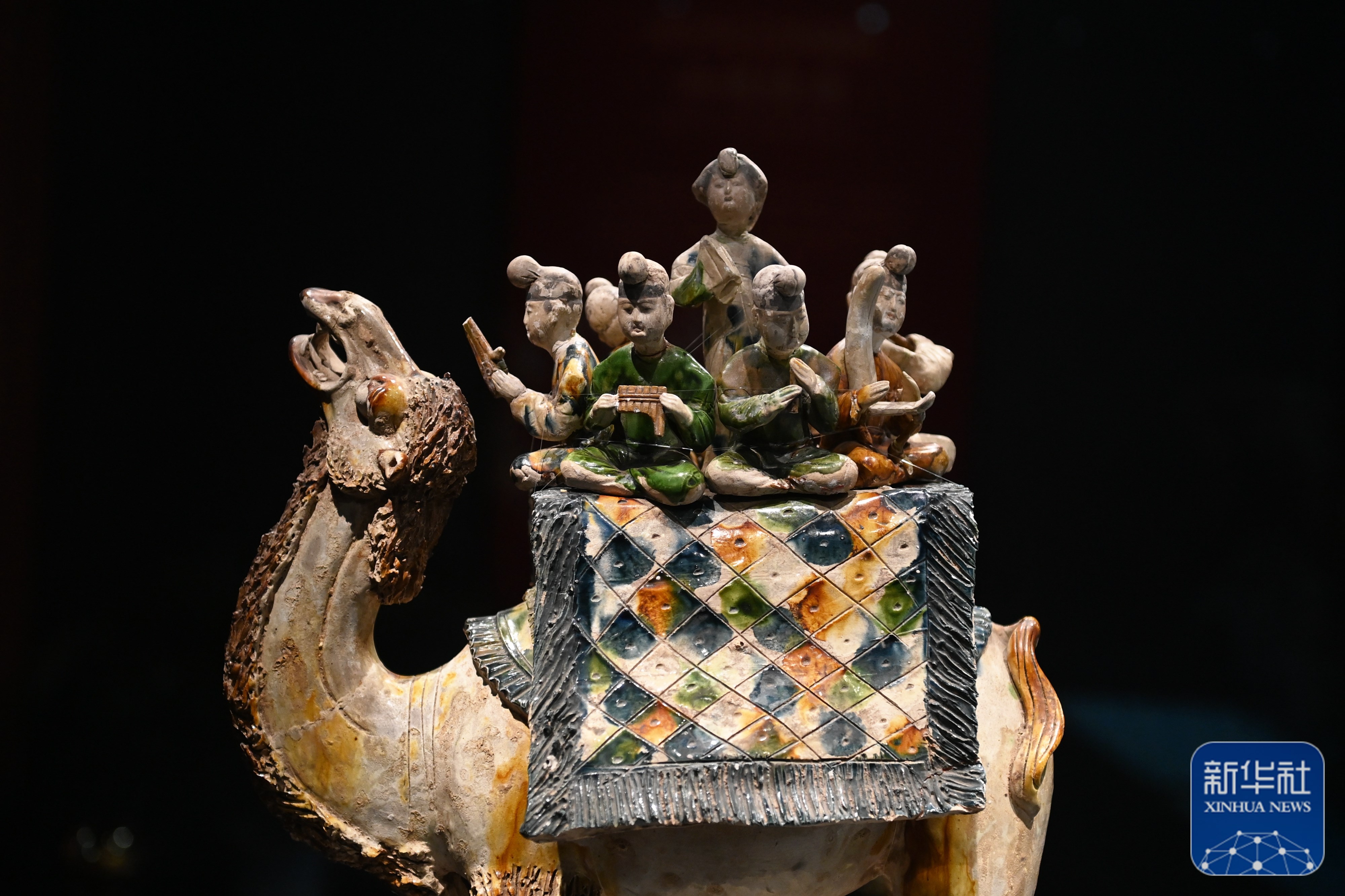 这是在陕西历史博物馆拍摄的唐三彩骆驼载乐俑(5月11日摄)