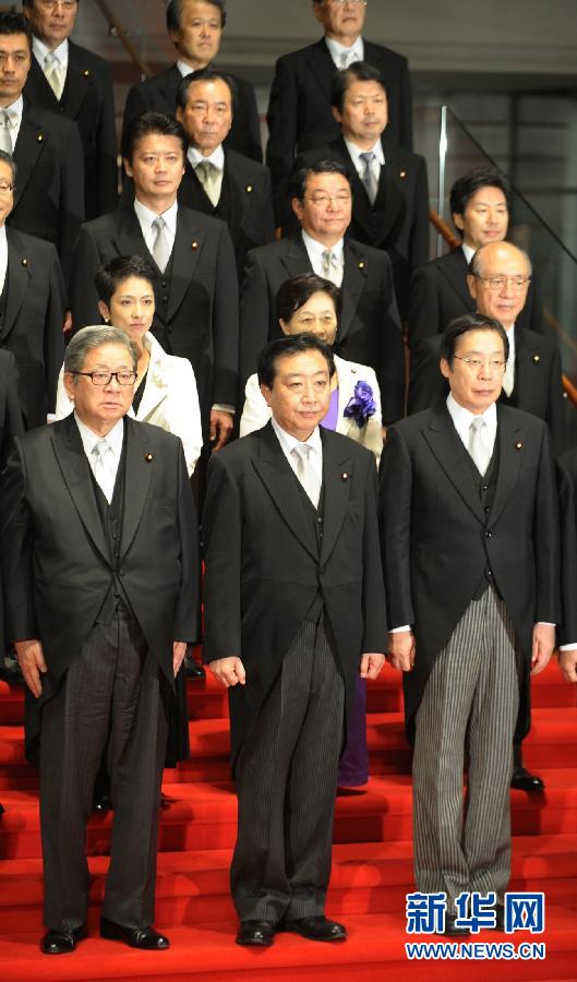 9月2日,在日本东京,日本首相野田佳彦(前排中)率内阁成员集体亮相