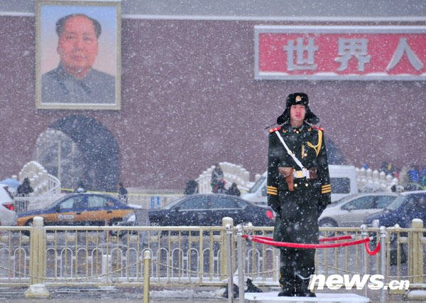 武警戰士雪中執勤